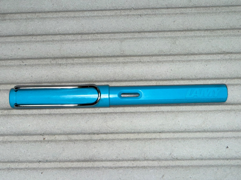 Lamy Safari fountain pen 2011 Special Edition Aquamarine -  Medium nib