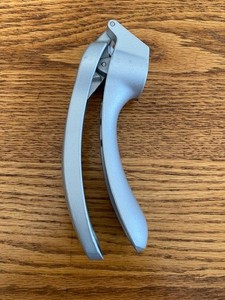 THE PAMPERED CHEF GARLIC PRESS MADE IN TAIWAN