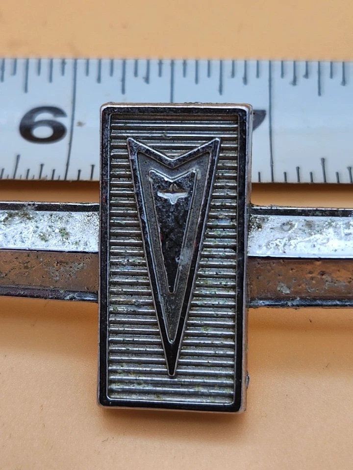 Pontiac Tempest Lemans GTO 1964 1965 panel de puerta emblema 4407973 bonito usado vintage Foto 2 de 4