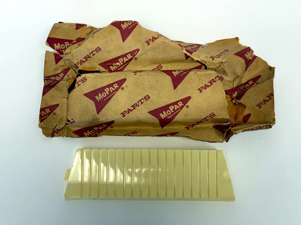 Lente de luz de cortesía DeSoto Chrysler New Yorker 1960-1961 domo 2080280 nuevo de stock Foto 2 de 4