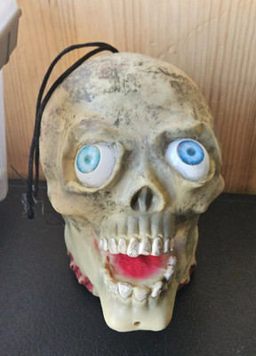 ZOMBIE SKULL. BLUE BULGING EYES. GEMMY IND. HORROR PROP DECORATION