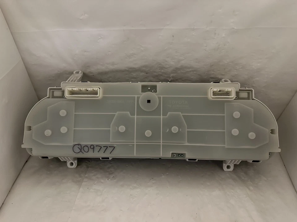 Cuadro de instrumentos velocímetro Toyota Tundra 2005 y 06 8 cilindros 195.559 millas Foto 2 de 3