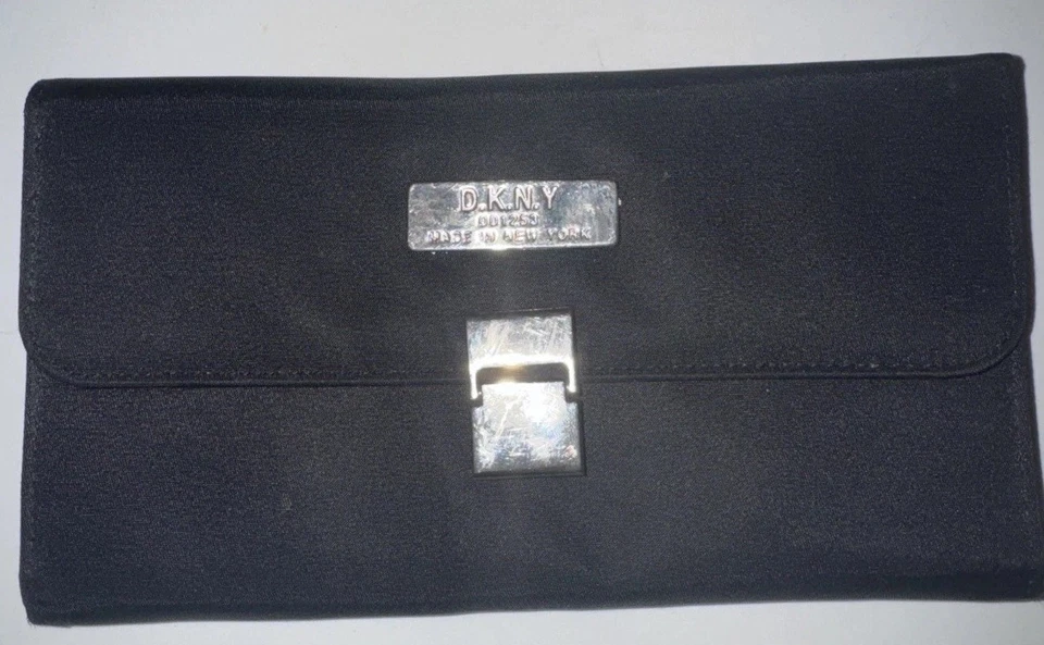 Cartera DKNY Donna Karan de lona negra con broche de presión plateado. Foto 3 de 4