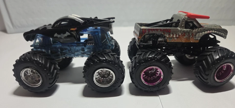 Lote de 8 Monster Jam Trucks Grave Digger Jurassic Attack Batimóvil Max D Titan Foto 2 de 4