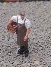 Scalemodel 00/1.76 painted Figures 40's/60's Male Shopkeeper Holding A Empty Box