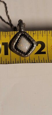 Diamantförmiger Opal Anhänger mit 18'' Kette