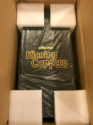✨バンクシー/フィギュア・Kissing Coppers Gold Rush✨ Amazon.co.jp: バンクシーフィギュア Kissing Coppers Gold Rush