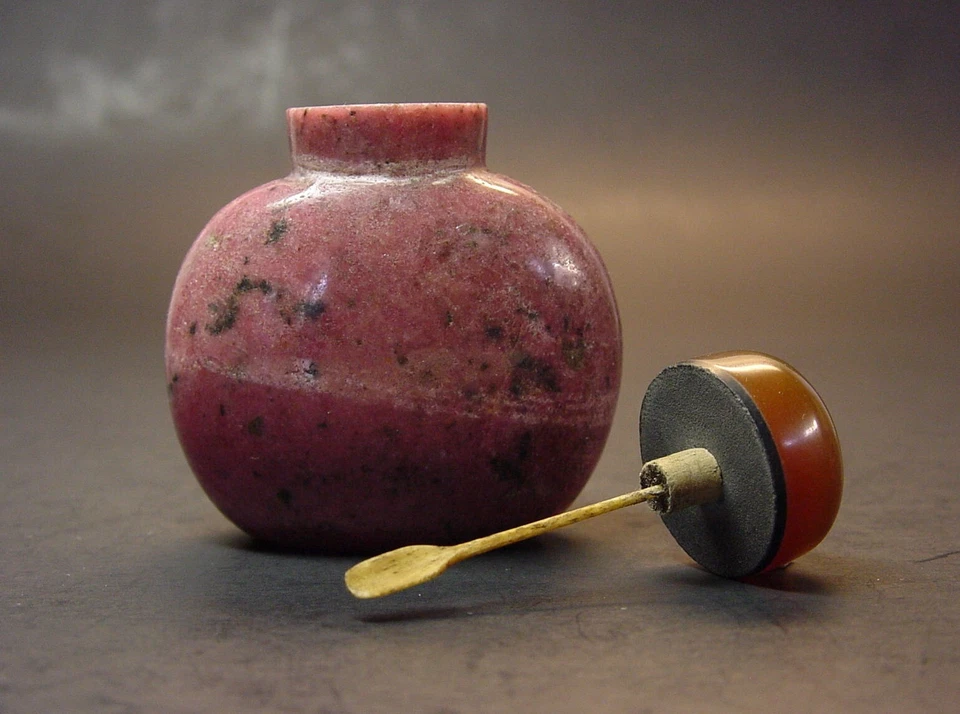 IMPERIAL CHINESE CARVED AGATE 'PEACH-BLOSSOM' SNUFF BOTTLE. QING DYNASTY 19th C - Imagem 2 de 4