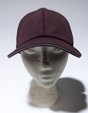 Gorra para correr todo en movimiento borgoña reflectante gorra atlética correa ajustable
