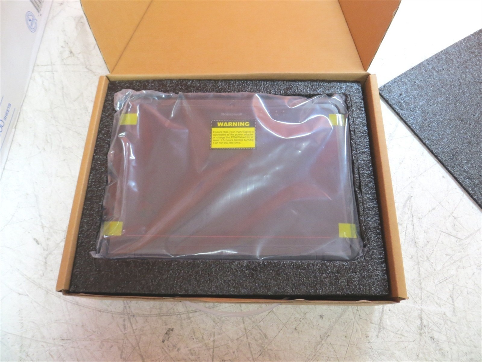 New Honeywell RT10A-L1N-37C32S0E 10.1" Rugged Android WWAN Tablet Open Box