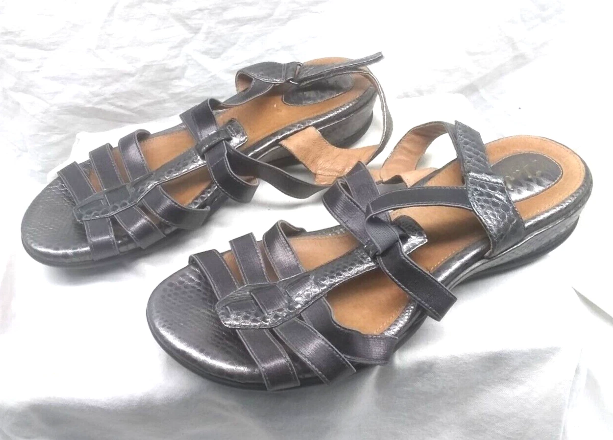 Sandali piatti Clarks Artisan in pelle argento con cinturino sul retro taglia 9XW ottime condizioni