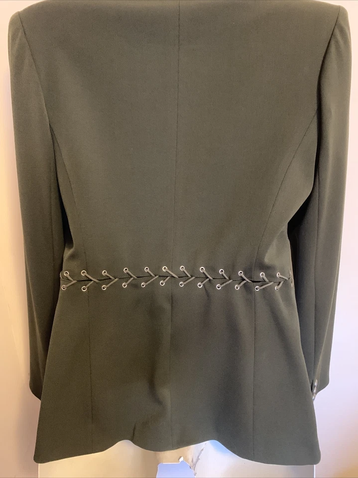 Blazer feminino Vertigo Paris cor verde exército com cadarço na cintura tamanho pequeno - Imagem 4 de 4