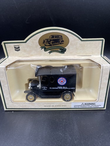 LLEDO Chevron Standard Oil 1937 Chevron Six Wheel Refined Oil Truck # 18 - Picture 2 of 7