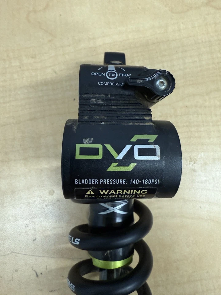 Amortecedor de bobina traseiro DVO Jade X 210x55 com mola Prorate LS 525-650 MTB 210 X 55 - Imagem 4 de 4