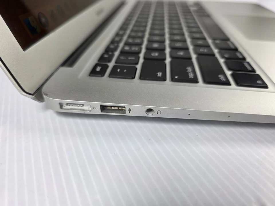 Apple MacBook Air A1466 13" Plateado, Principios de 2015, I5 1.6GHz, 8GB RAM, 256GB SSD Foto 3 de 4