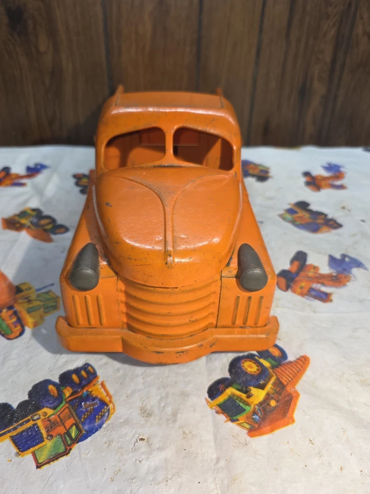 Vintage Structo Flatbed Tow Truck/Machinery Hauler With Chain - Image 2 of 4