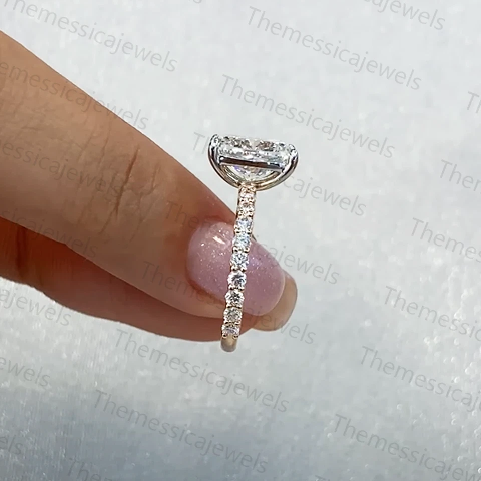 Anillo de compromiso de moissanita cojín alargado 3,39 TCW chapado en oro multitono de 14 K Foto 2 de 4