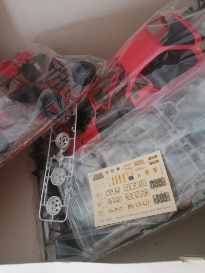 Revell 1/16 Ferrari F-40 Kit Di Montaggio 7487 - Immagine 3 di 4