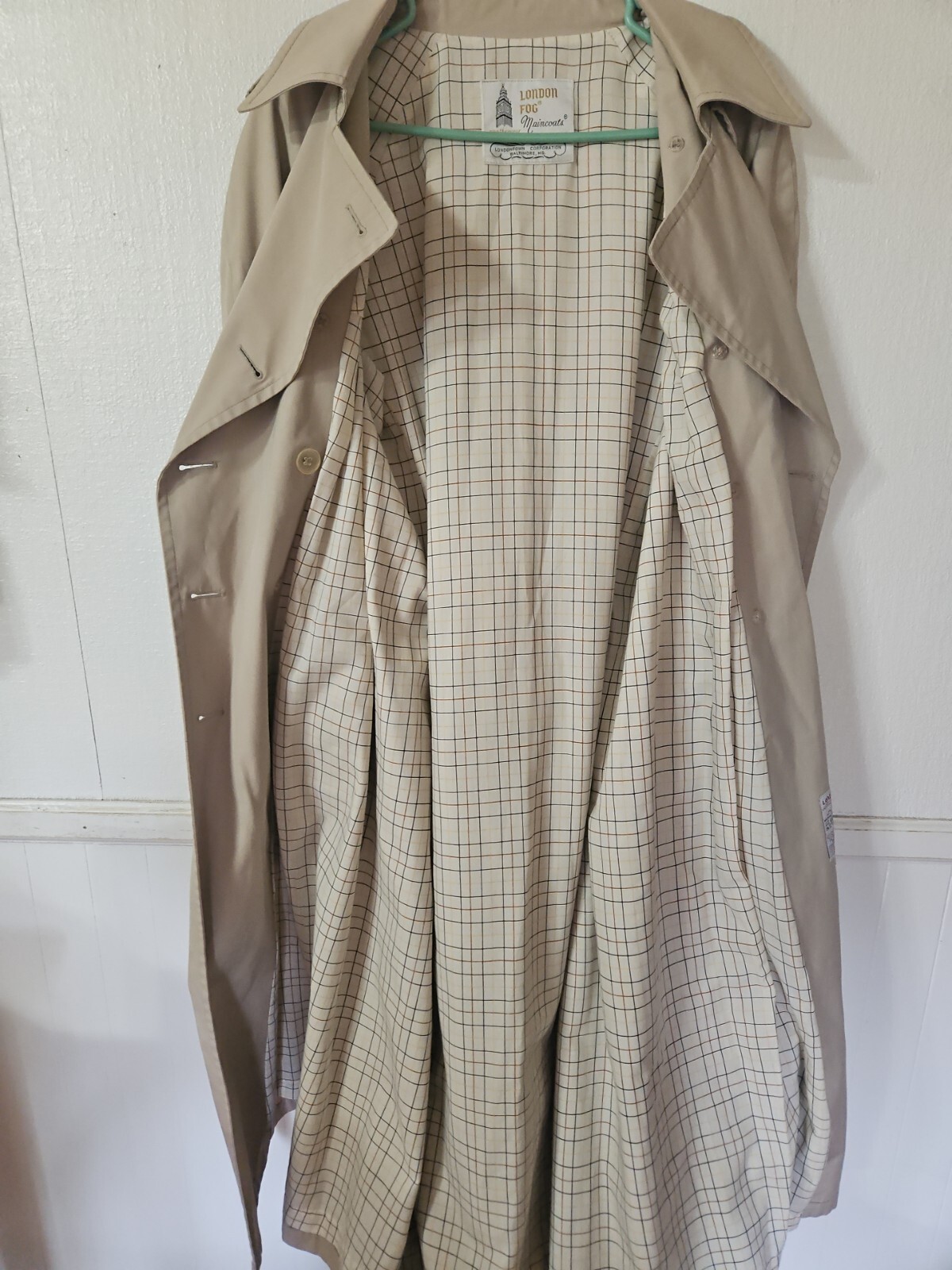 Woman&rsquo;s Trench Coat Long Rain Coat  ,London Fog, Vintage Size 16 Regular. 