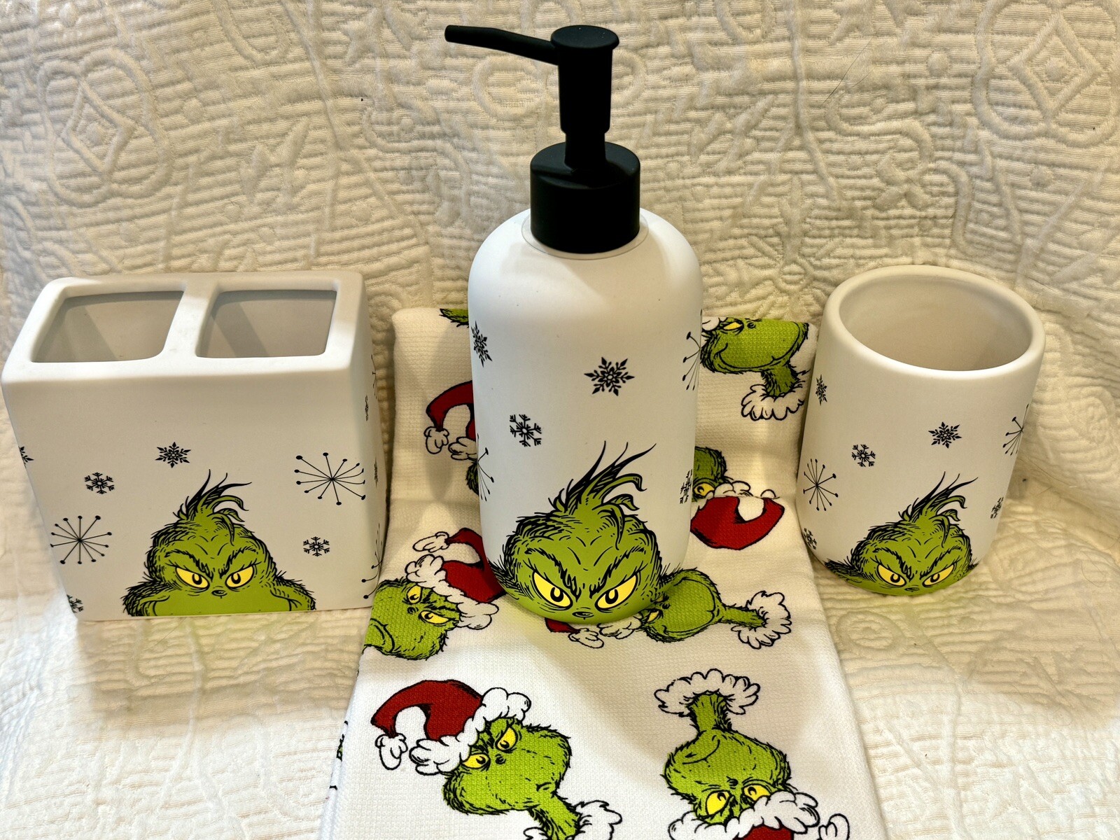 Grinch Soap Dispenser Ceramic Bathroom Accessories 4pc Grinch Hand Towel NEW-image