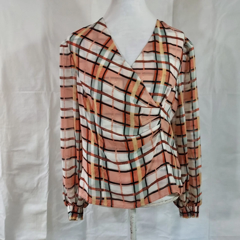 CAbi The Whist Blouse Plaid Faux Wrap Chiffon V-Neck Size Medium Long Sleeve Top Foto 3 de 4