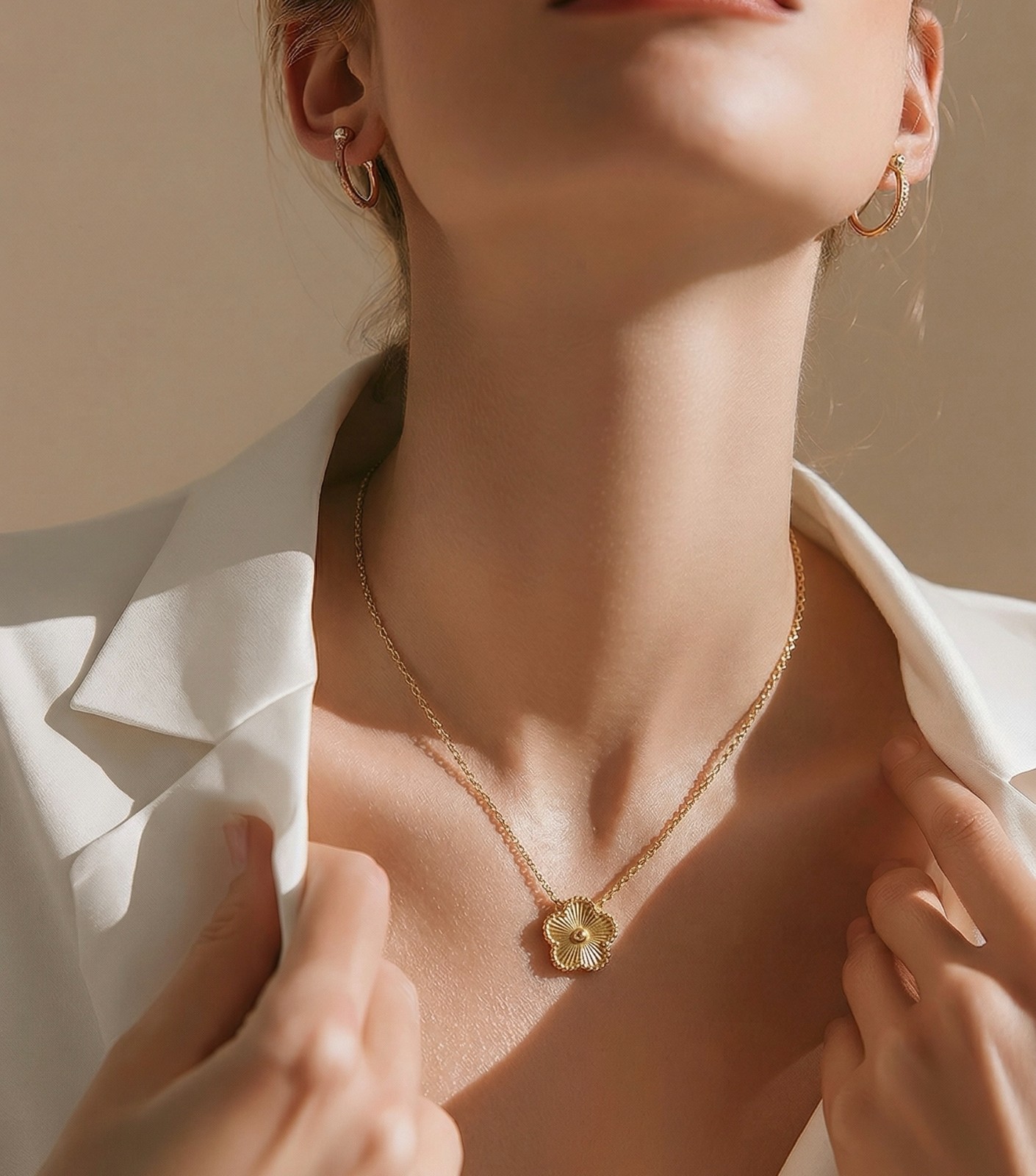 Collier fleur en or 18k et acier inoxydable au design minimaliste