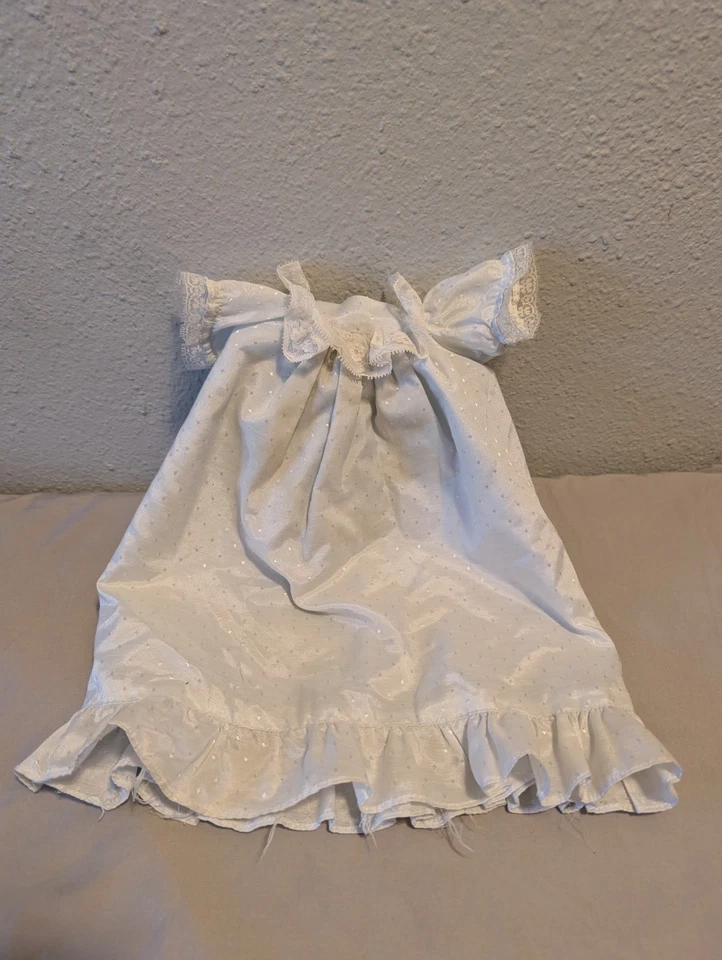 Винтажное белое платье для куклы длиной 13 дюймов — кружевные рукава, оборчатый подол, застежка-кнопка - Изображение 3 из 4