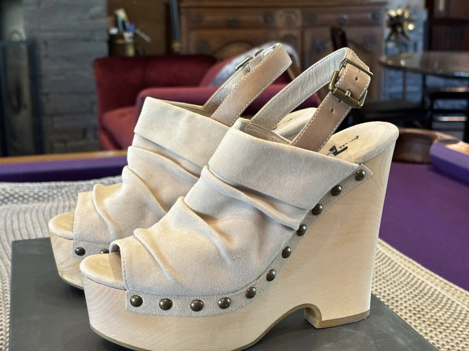 7 mulas de plataforma de gamuza cerosa arena Ingrid para toda la humanidad 7 se adapta a 7,5/8 originales $200 Foto 4 de 4