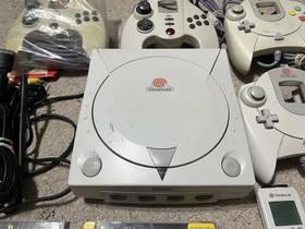 SEGA Dreamcast HKT-3020 Console Lot, 5 Controllers, 3 VMU, 2 Games! Works Great!