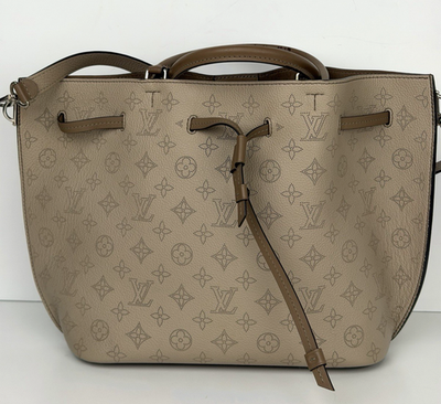 LOUIS VUITTON ビジネスバッグ グレー/ベージュ Louis Vuitton Girolata Handbag in Galet Mahina Leather with Pouch