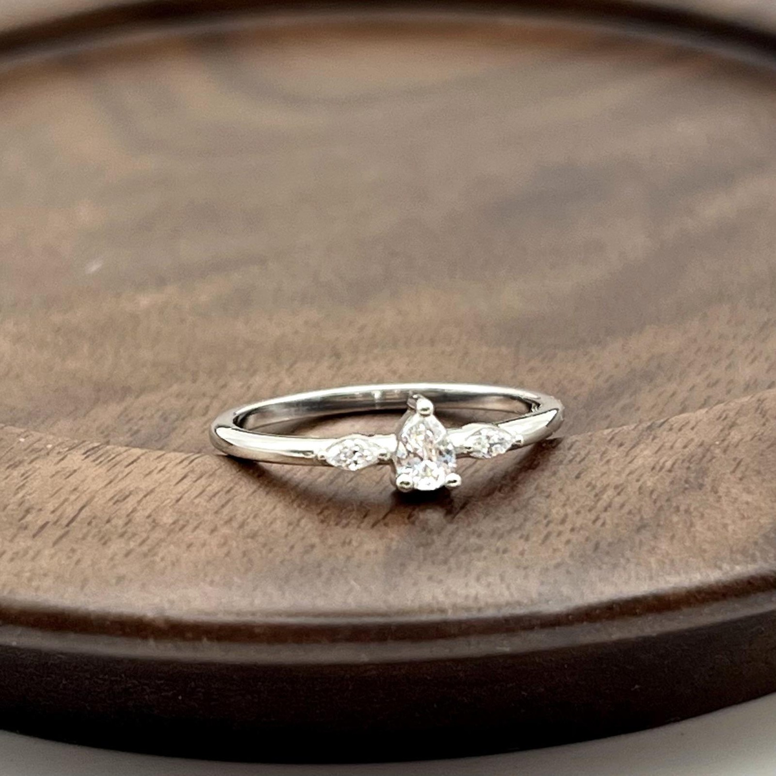 Bague argent 925 millième sertie d'oxydes éclatants précieux T54
