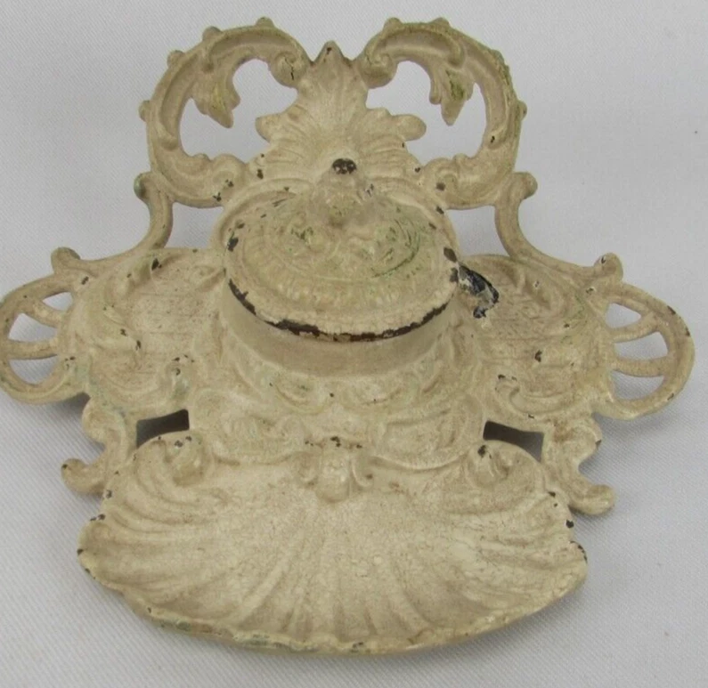 Antiguo soporte de tinta de escritorio de hierro fundido ornamentado blanco cremoso JM18B-2 C. 1890 Foto 2 de 4