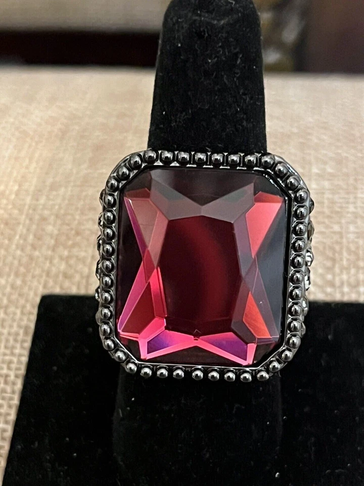 1980 ~ Anillo Micro Piedra Circón Rojo Para Mujer Talla 8 Enorme Rojo Rubí y Rústico Oscuro Foto 2 de 4