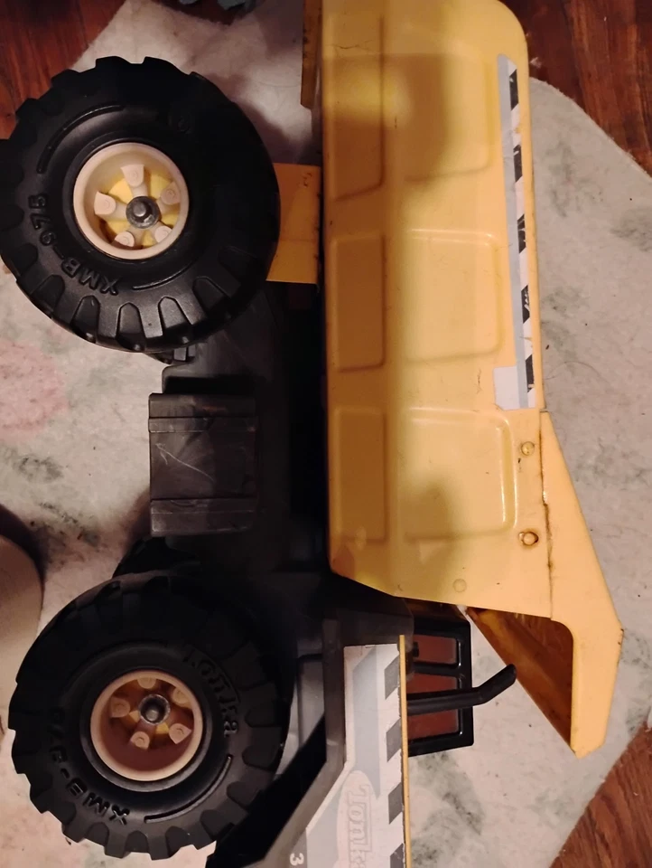 Camión de volteo Tonka Mighty diésel juguete de construcción clásico vintage, amarillo Foto 2 de 4