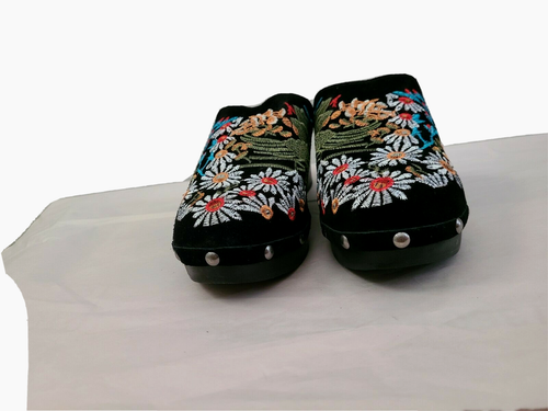 SHERYL CROW BLACK SUEDE LEATHER FLORAL EMBROIDERED CLOGS SIZE 8 - NEW - Picture 4 of 4