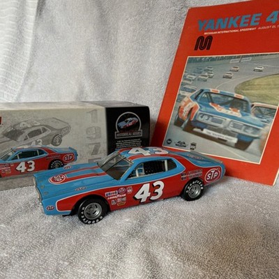 RICHARD PETTY Action Dodge 1975 Charger #43 STP Diecast Car and race program
