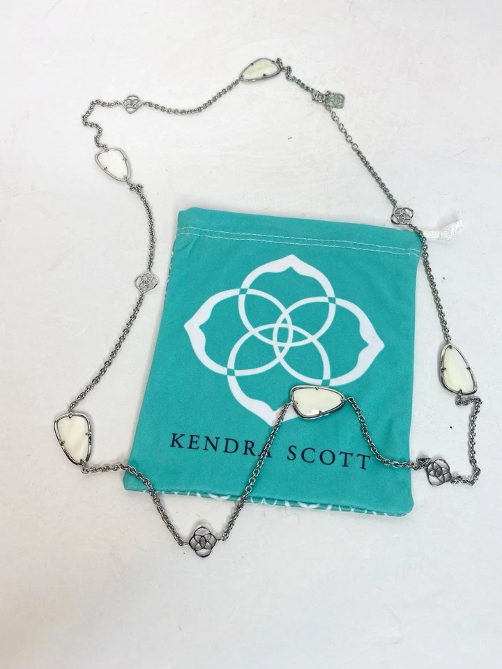 Kendra Scott Kinley Largo Logo Estación Collar Tono Dorado Blanco Madreperla Foto 4 de 4