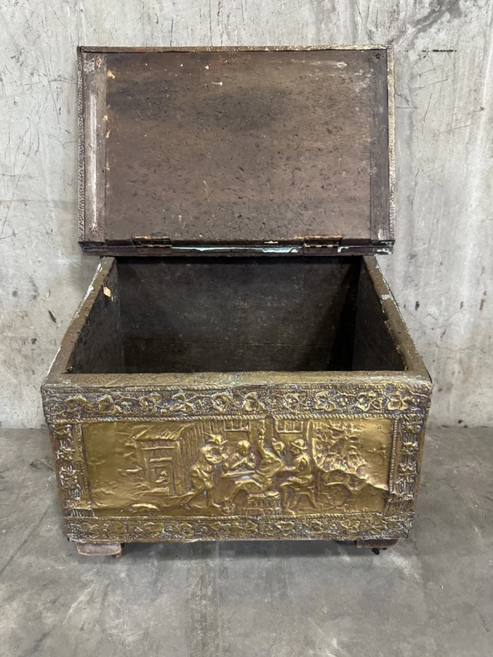 Antigua caja de carbón de taberna de latón martillado a mano - 11x14 pulgadas, 16 pulgadas de alto Foto 3 de 4