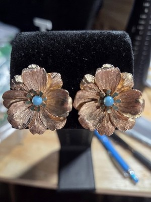 Vintage Bergere Gold Tone Flower Clip On Earrings Turquoise Color Centers