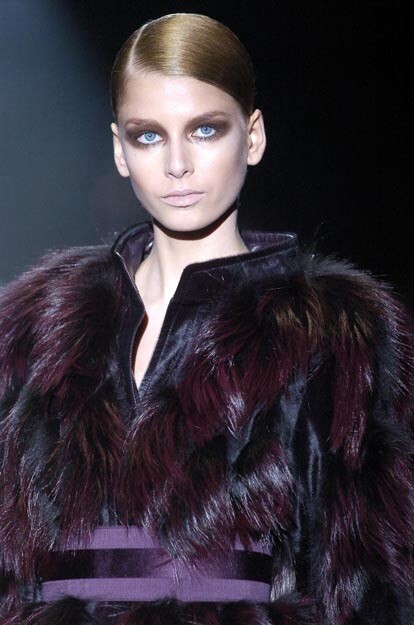 GUCCI Tom Ford RARE RUNWAY Fall 2004 Fox Fur Leather Purple GUCCI Tom Ford RARE RUNWAY Fall 2004 Fox Fur Leather Purple
