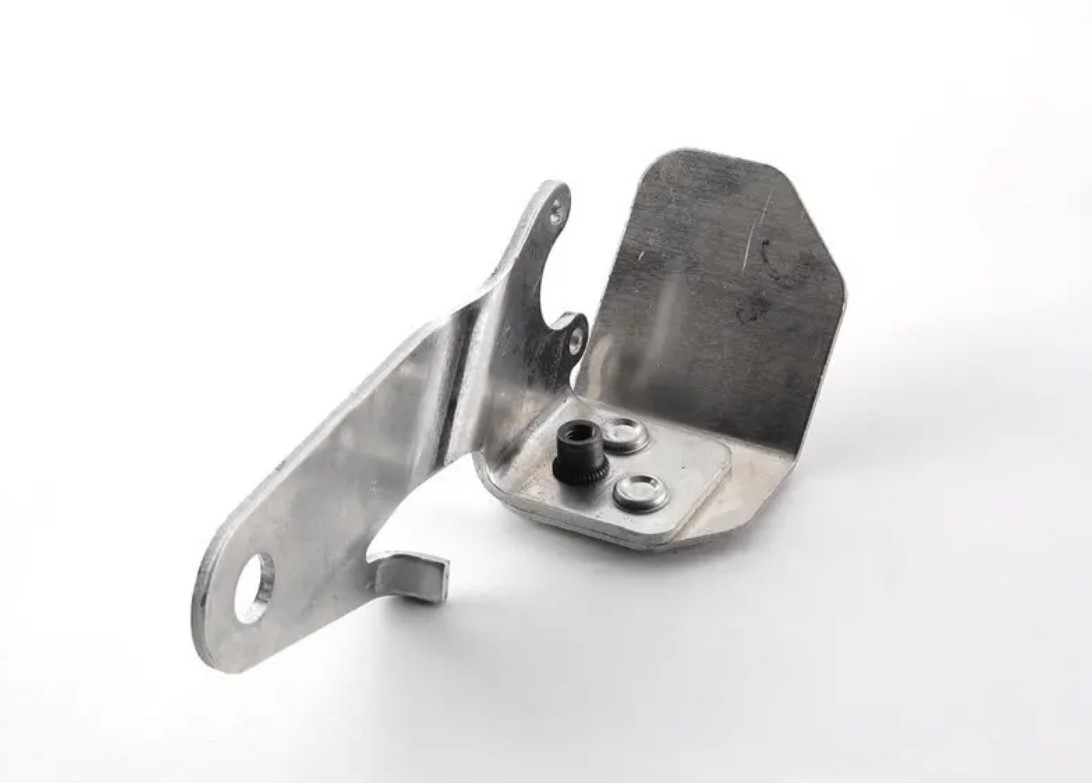 NEW BMW 5 E60 RIGHT RIDE HEIGHT LEVEL SENSOR BRACKET 37146781061  