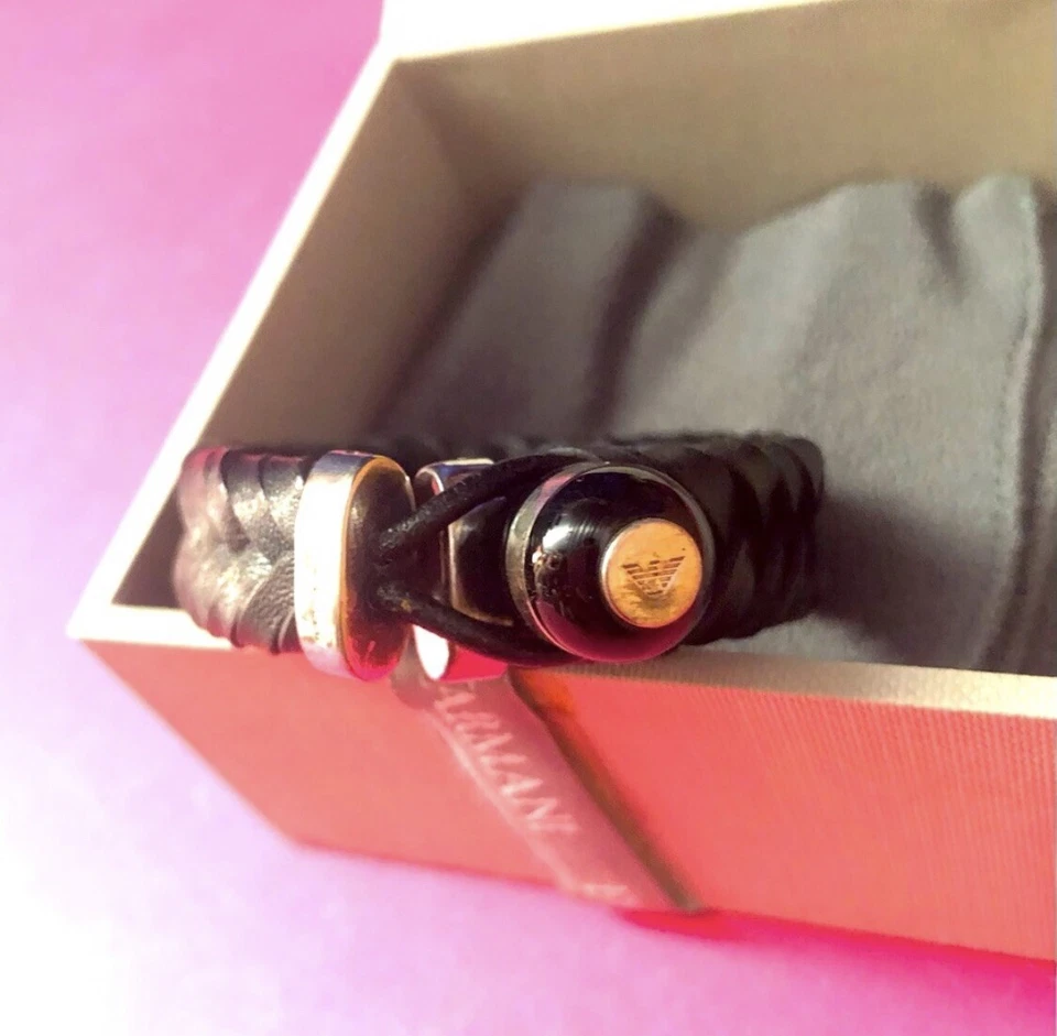 Pulsera Emporio Armani de cuero negro con detalles plateados joyería moda Foto 3 de 4