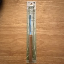Susan Bates 5-1/2-Inch Bamboo Handle Silvalume Head Crochet Hook, 5.0 mm, Blue