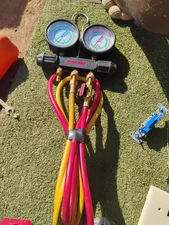  MT2H7P5 Piston Series 2-valve Manifold and Gauge Set | 1/4" SAE Fittings, 