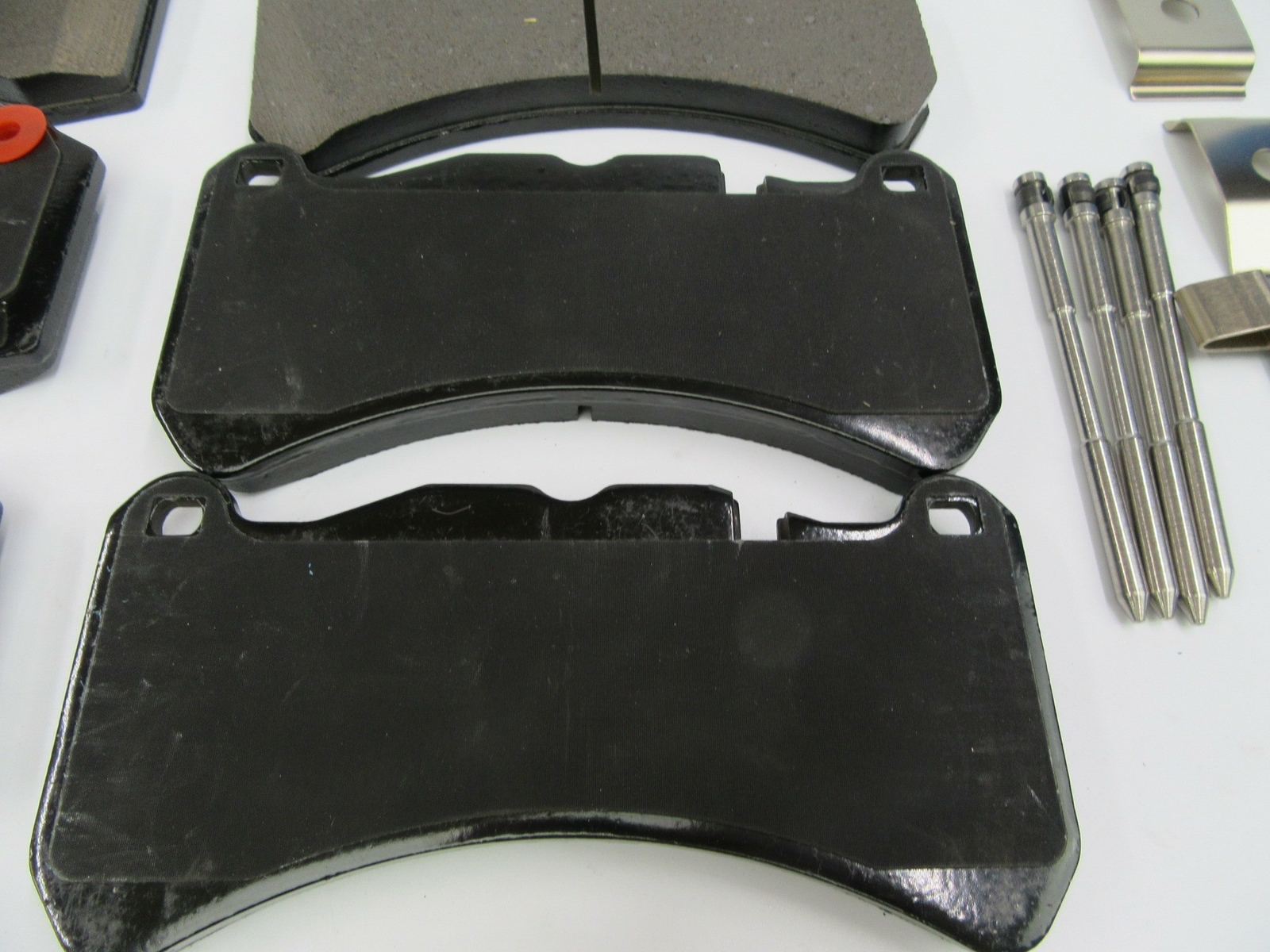 Maserati Ghibli Quattroporte 14-21 front rear brake pads + FREE OIL FILETR #525