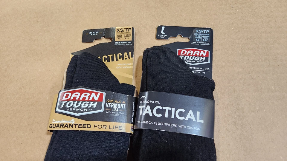2 pares de calcetines acolchados tácticos ligeros sobre la pantorrilla Darn Tough T3006 negros XS Foto 2 de 3
