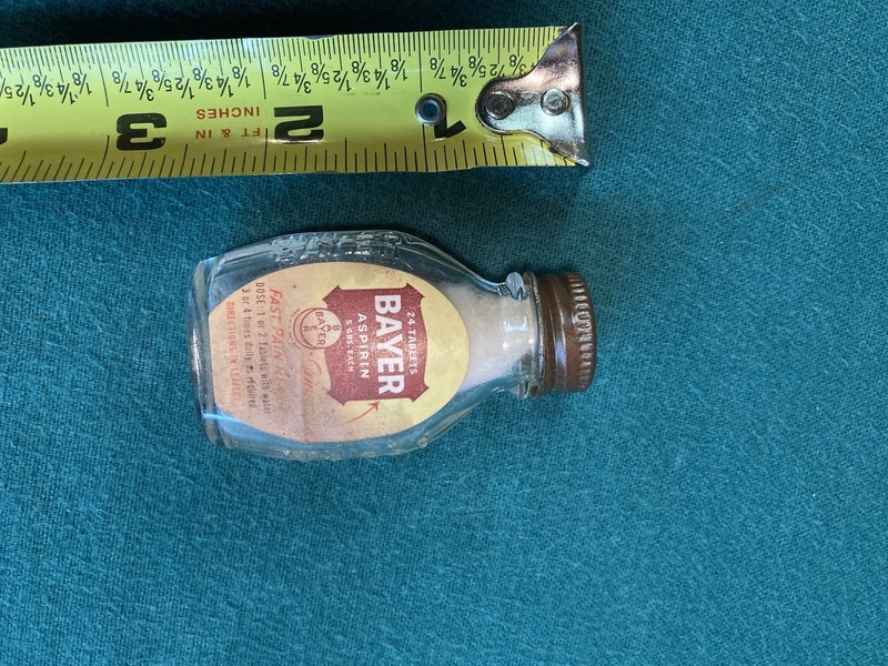 NICE VINTAGE ** BAYER ASPRIN ** 2 1/2 INCH TRAVEL BOTTLE  CHECK IT OUT!
