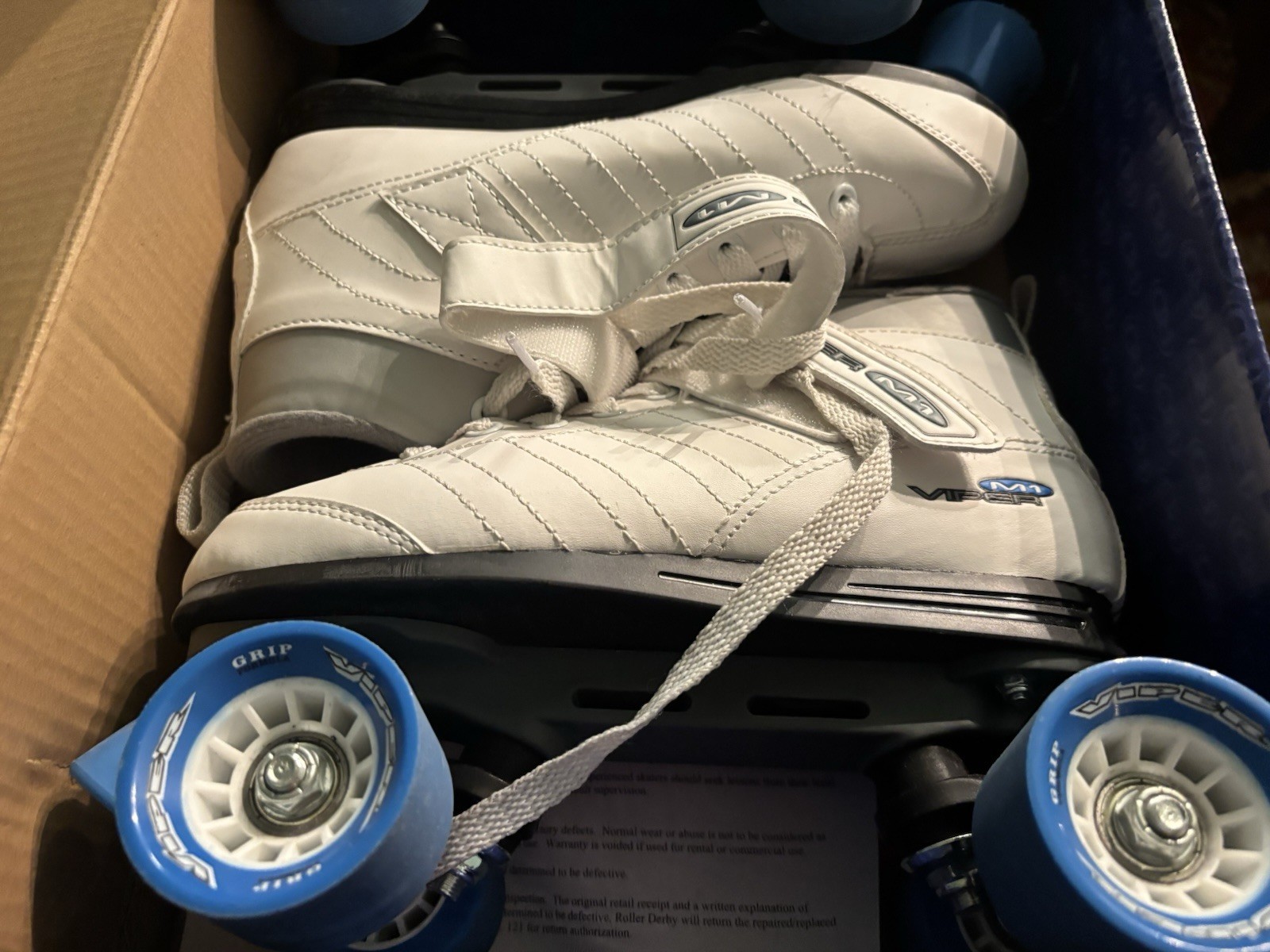 ROLLER DERBY STREET KING ROLLER SKATES WHITE  SIZE  WOMENS 7 GOOD CONDITION