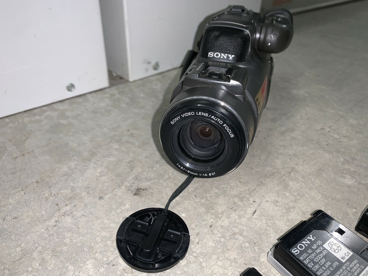 Sony Video Camera Recorder CCD-Fx270 Bundle - For Parts or Sony Video Camera Recorder CCD-Fx270 Bundle - For Parts or