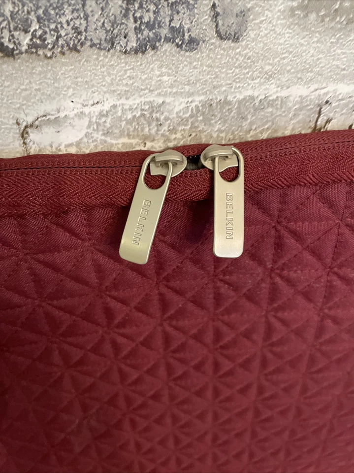 "Funda acolchada para portátil Belkin Borgoña 11,5"" H x 15,5"" W con correa bandolera gris" Foto 3 de 4